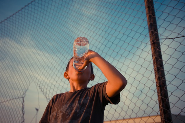 kid is drinking water